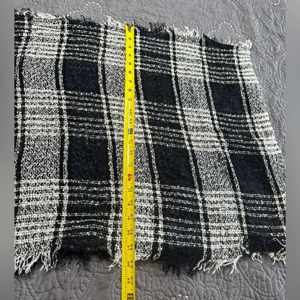 G.H. Bass & Co Women’s Navy/White/Black Plaid Woven Scarf NWT
